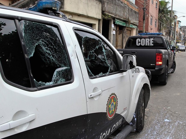 Viatura teve vidros quebrados durante ação da polícia na Maré (Foto: Alex Ribeiro/Estadão Conteúdo)