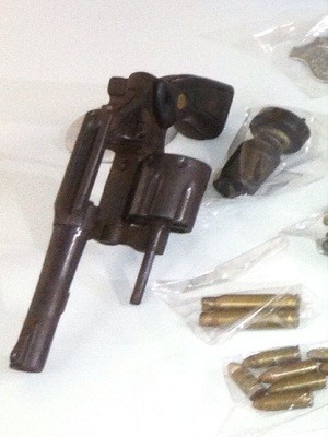 Arma encontrada na casa de Sebastião tinha o mesmo calibre que a usada no crime (Foto: Eric Soares/ TV Globo)