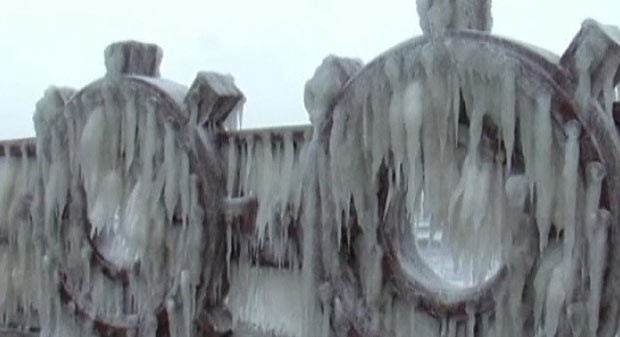 Frio congela água e cria esculturas de gelo na costa da China (Foto: BBC)
