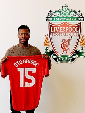 Sturridge apresentado no Liverpool (Foto: Divulgação / Site Oficial)