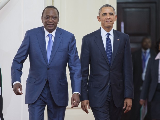 Barack Obama (dir.) e o presidente do Quênia, Uhuru Kenyatta (esq.) (Foto: AP Photo/Evan Vucci)