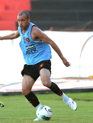 Thiaguinho, lateral do Sport (Foto: Aldo Carneiro / Pernambuco Press)