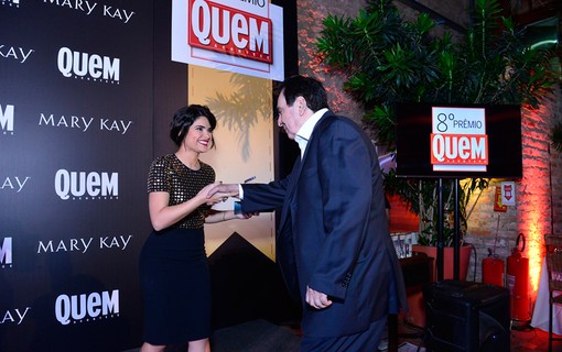 Vanessa Giácomo entrega o prêmio de melhor autor de novelas a Benedito Ruy Barbosa