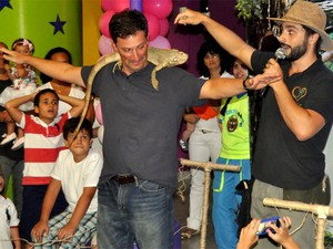 Crianças assistem à iguana em festa infantil (Foto: Divulgação / BEAnimal)