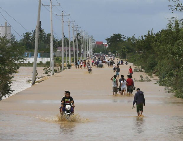 Tufão Koppu provocou inundações ao norte de Manila, capital das Filipinas, na manhã desta segunda-feira (19) (Foto: Bullit Marquez/AP)