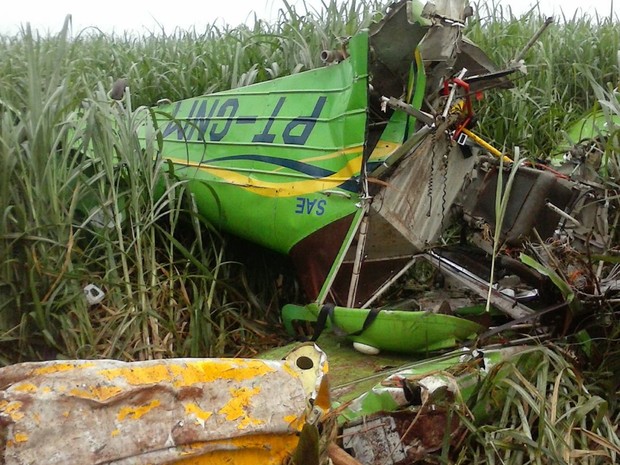 Avio fazia pulverizao de lavoura de cana quando caiu, em Turvelndia, Gois (Foto: Divulgao/Corpo de Bombeiros)