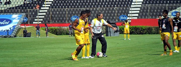Carpegiani orienta jogadores em treino do Vitória (Foto: Divulgação/EC Vitória)