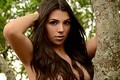 De topless, Petra Mattar diz ter ligado para o pai quando perdeu a virgindade aos 16 (Alexandre Campbell / Paparazzo)