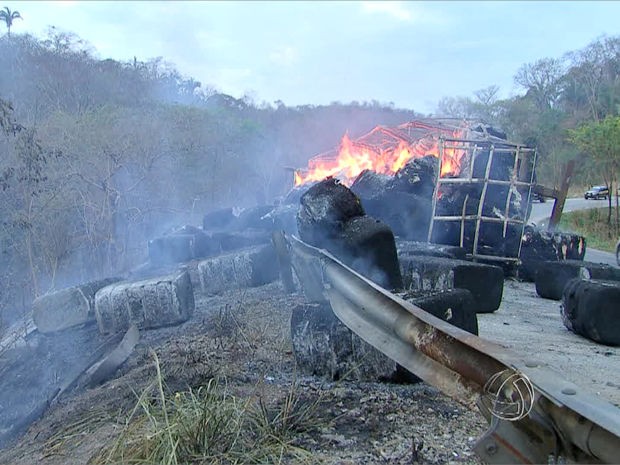 Carreta que transportava algodão tombou na BR-364, neste domingo. (Foto: Reprodução/TVCA)