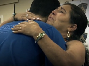 Tia abraça assassino de sobrinho ao perdoá-lo (Foto: Reprodução/ TV Asa Branca)