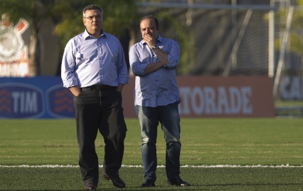 Com a defesa resolvida, Corinthians quer reforços do meio para frente