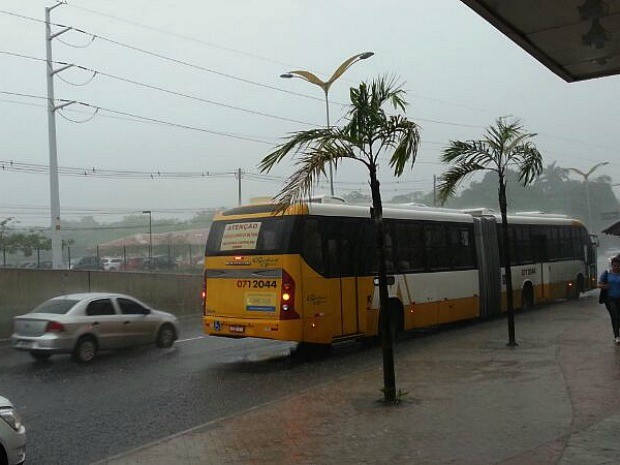 Manaus chegou a ser atingidas por ventos de mais de 44 km/h, nesta terça (Foto: Marcos Dantas/G1 AM)