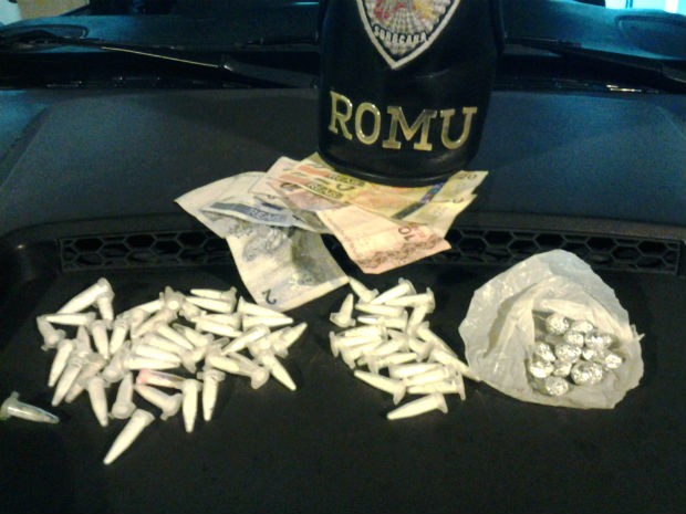 62 porções de cocaína e 13 de crack foram apreendidas com os menores (Foto: Divulgação/Guarda Municipal)
