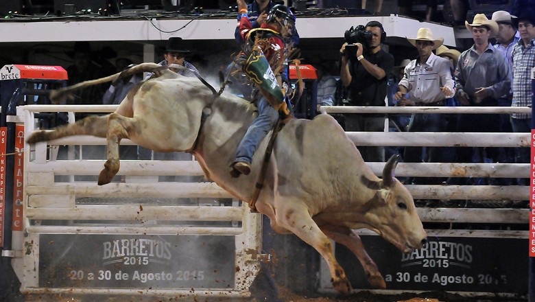 Com menor nota da final, brasileiro vence Rodeio Internacional em