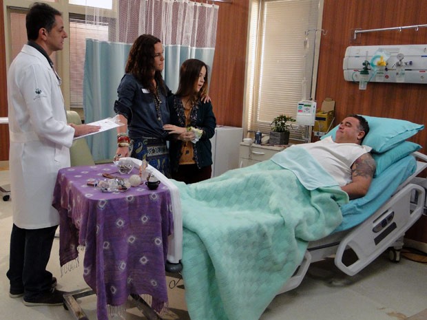 Na cama do hospital, Nando recebe a má notícia (Foto: Malhação / TV Globo)