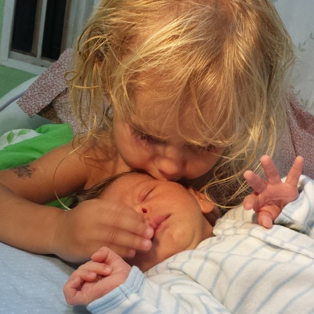Bruna Luz e Theo, filhos de Carolinie Figueiredo (Foto: Instagram/ Reprodução)