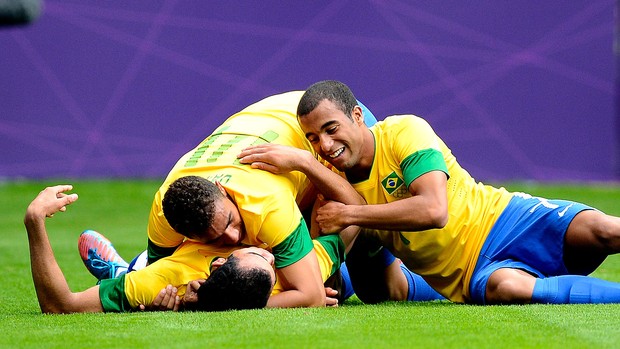 Sandro comemora gol do Brasil contra a Nova Zelândia (Foto: Reuters)