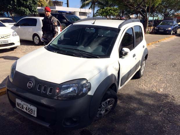 Polícia recuperou cinco carros roubados, dentre eles este Uno branco que foi roubado em Capim Macio (Foto: Matheus Magalhães/Inter TV Cabugi)