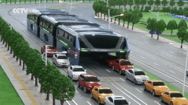 Projeto de ônibus elevado é apresentado na China (Foto: Reprodução/CCTV)