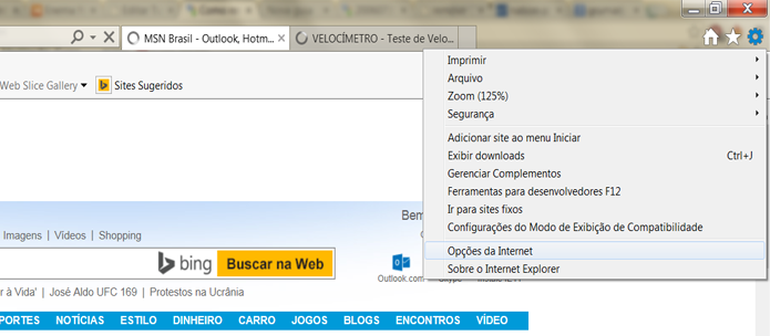 Na engrenagem presente no canto superior direito, seleciona a opção Opções de Internet