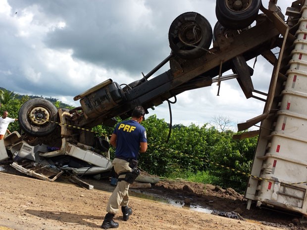 Carreta tomba na BR-330, na Bahia (Foto: Giro em Ipiaú)