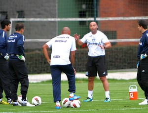 Rogeirão conversa com goleiros em treino do Grêmio em Bogotá (Foto: Divulgação/TXT Assessoria)