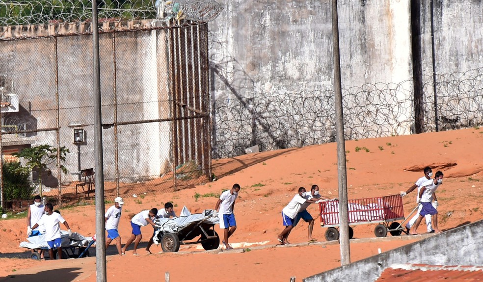 Detentos carregam os corpos de mortos após rebelião no presídio de Alcaçuz, no Rio Grande do Norte (Foto: Josemar Gonçalves/Reuters)