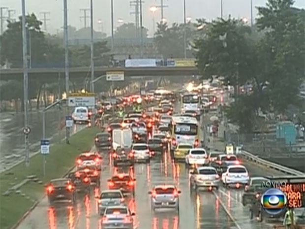 Há retenções no trânsito na Avenida Radial Oeste, sentido Centro, na altura do Maracanã (Foto: Reprodução / TV Globo)