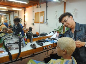 Caracterizador Sérgio Azevedo apara os cabelos de Thalma (Foto: Malhação / Tv Globo)