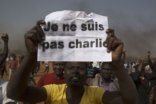 Manifestante usa cartaz com dizeres 'não sou Charlie' em protesto ao jornal francês (Foto: Reuters)