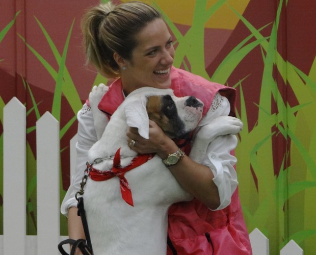 Giovanna Ewbank tem muito amor pelos cães (Foto: Domingão do Faustão / TV Globo)
