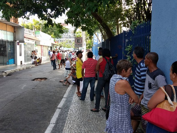 A fila dobrava o quarteirão antes da abertura da agência da Caixa (Foto: Paulo Cardoso/G1)