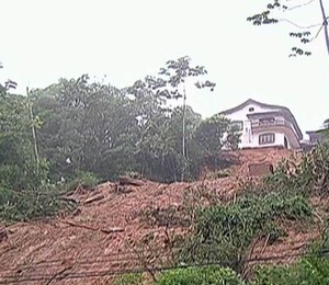 Deslizamentos de terra deixaram construções em Petrópolis em situação de risco (Foto: Reprodução/TV Globo)