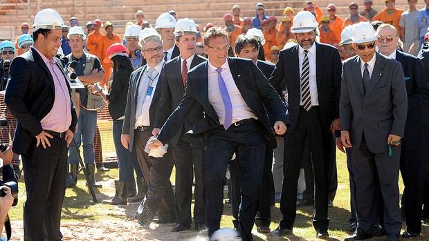 Jerome Valcke e Ronaldo em visita as obras do estádio Nacional  (Foto: AFP)