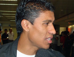 paulinho desembarque seleção brasileira (Foto: Sergio Gandolphi/Globoesporte.com)