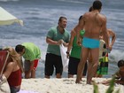 Ex-BBB Diego Alemão e Kayky Brito curtem na praia no Rio