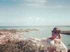 Babi Rossi posa com blusa transparente em praia de Alagoas