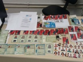 Documentos e cartões enconrados na residência do suspeito (Foto: Divulgação/Polícia Civil)