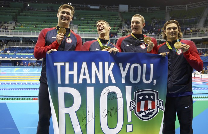 Ouro no 4x100m, Cody Miller, Michael Phelps, Nathan Adrian e Ryan Murphy agradecem ao Rio (Foto: REUTERS/Stefan Wermuth)