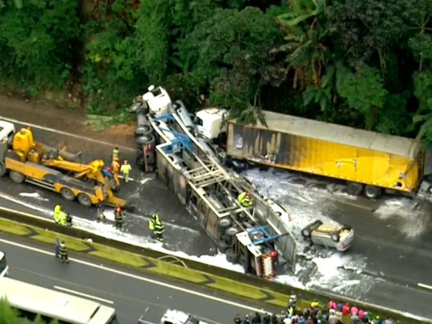 Caminhão carregado de carros tombou na Rodovia Fernão Dias (Foto: TV Globo/Reprodução)