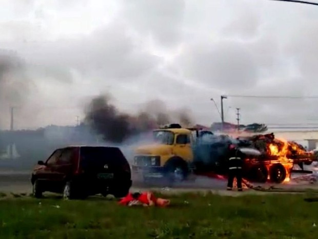 Bombeiros apagam as chamas no caminhão em Nossa Senhora do Socorro (Foto: Luis Felipe Santana/TV Sergipe)