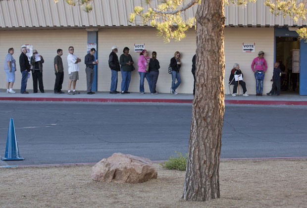 Eleitores fazem fila em local de votação em Las Vegas, Nevada (Foto: AP)