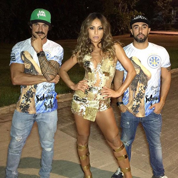 Lavoisier, Sabrina Sato e Yan Acioli em ensaio de rua da Vila Isabel no Rio (Foto: Instagram/ Reprodução)