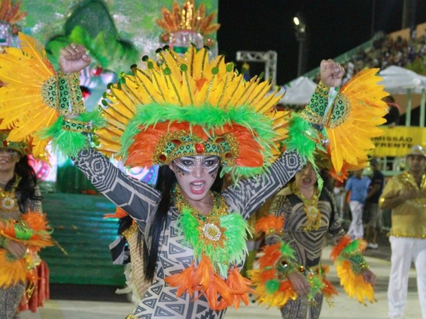 Comissão de frente sincronizada contou a história das amazonas (Foto: Frank Cunha/G1)