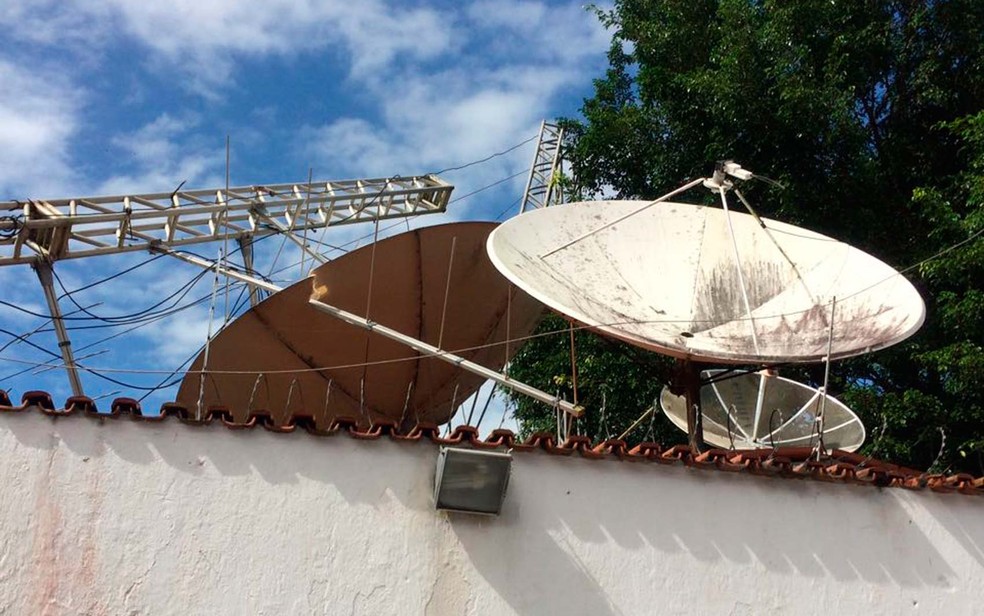 Com queda, telhado de casa ficou danificado no sul da Bahia (Foto: Prado Online)