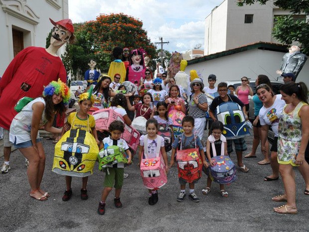 Bloco da Kombi da Vó Maluga traz crianças com mini veículos de papel em Atibaia (Foto: Divulgação)