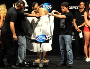 John Lineker Ficando acima do Peso UFC RIO 4 (Foto: Andre Durão)