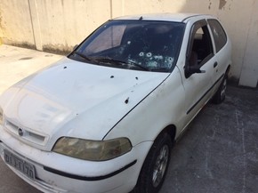 Carro metralhado foi apreendido e levado à 39ª DP (Foto: Janaína Carvalho/G1)