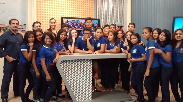 Os estudantes conheceram a redação de jornalismo (Foto: Priscila Miranda/ TV Tapajós)