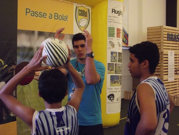 Jogador do Alecrim ensina regras de rugby a atletas dos Jogos Escolares da Juventude (Foto: Ferreira Neto)